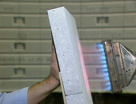 Демонстрация огнестойкости автоклавного бетона.