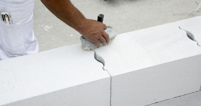 Кладка блоков газобетона.