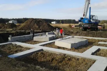 Монтаж блоков фундамента