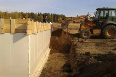 Земляные работы по окончанию монтажа блочного фундамента